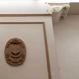 ...mentre altri presentano esclusivamente lo scudo crociato dei Savoia con fasci scalpellati per damnatio memoriae